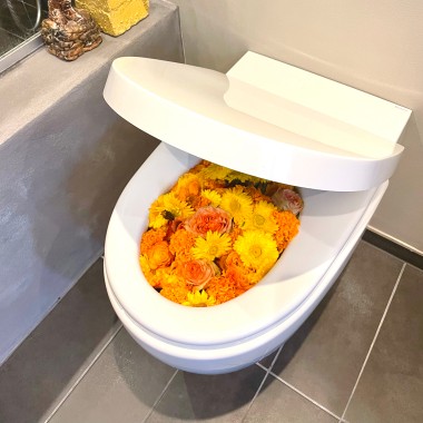 Badeværelse med Geberit AquaClean Mera douchetoilet med blomster i