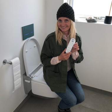 Annette Heick med fjernbetjening til Aquaclean douchetoilet