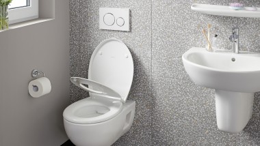 Væghængt toilet på badeværelse med terrazzo fliser