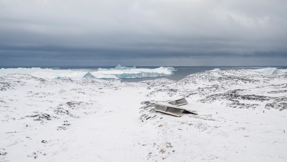 Isfjordscenter er den eneste bygning i midten af landskabet (© Adam Mørk)