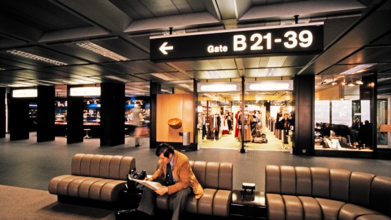 Indendørs foto fra 1980'erne af Terminal B i Zürich-Kloten Lufthavn (© ETH-Bibliothek Zürich).