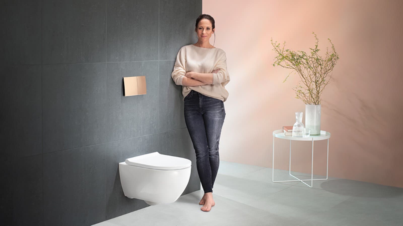 Tilfreds kvinde ved siden af sit Geberit Acanto-toilet Tilfreds kvinde ved siden af sit Geberit Acanto-toilet